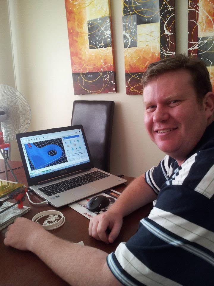 Designing a 3D model on the laptop